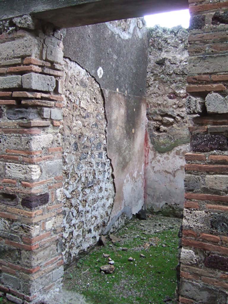 VII 13 16 Pompeii December 2005 Entrance Doorway Looking South East